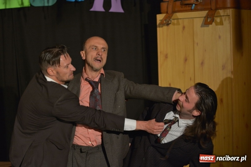 Zdjęcie w galerii na portalu naszraciborz.pl: Tęczowa teatralną sceną. Pokazano Zabawę Mrożka wiadomości z regionu