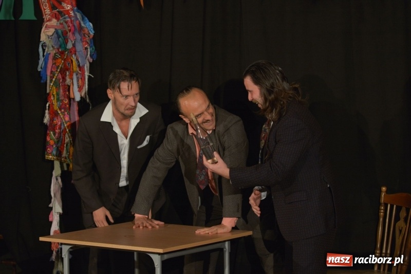 Zdjęcie w galerii na portalu naszraciborz.pl: Tęczowa teatralną sceną. Pokazano Zabawę Mrożka wiadomości z regionu