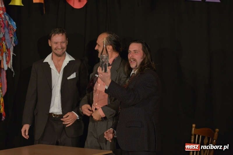 Zdjęcie w galerii na portalu naszraciborz.pl: Tęczowa teatralną sceną. Pokazano Zabawę Mrożka wiadomości z regionu