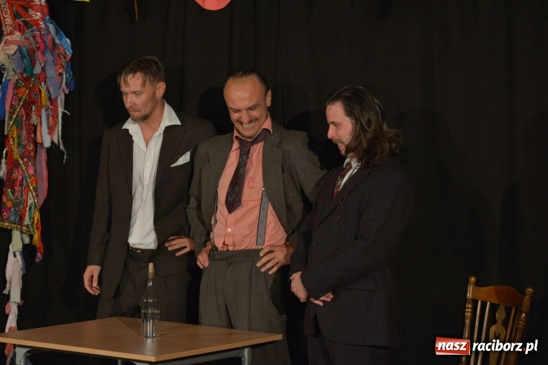 Zdjęcie w galerii na portalu naszraciborz.pl: Tęczowa teatralną sceną. Pokazano Zabawę Mrożka wiadomości z regionu