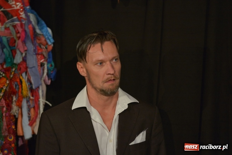 Zdjęcie w galerii na portalu naszraciborz.pl: Tęczowa teatralną sceną. Pokazano Zabawę Mrożka wiadomości z regionu