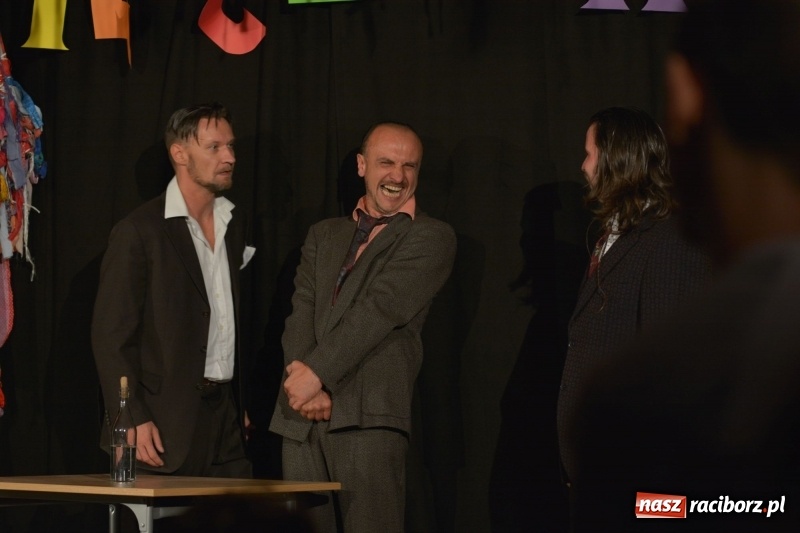 Zdjęcie w galerii na portalu naszraciborz.pl: Tęczowa teatralną sceną. Pokazano Zabawę Mrożka wiadomości z regionu