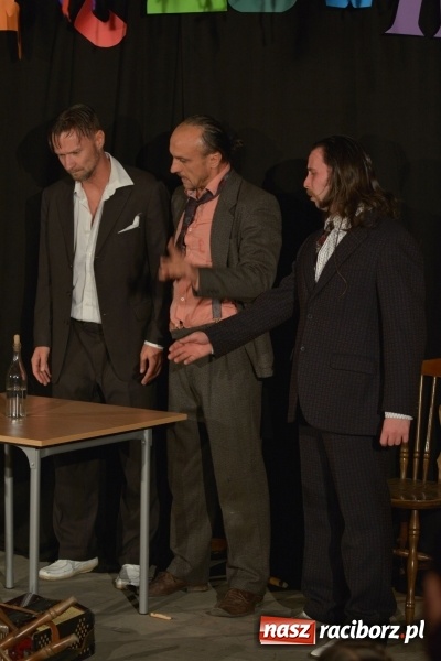 Zdjęcie w galerii na portalu naszraciborz.pl: Tęczowa teatralną sceną. Pokazano Zabawę Mrożka wiadomości z regionu