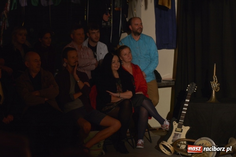 Zdjęcie w galerii na portalu naszraciborz.pl: Tęczowa teatralną sceną. Pokazano Zabawę Mrożka wiadomości z regionu