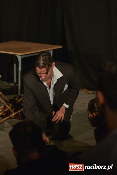 Zdjęcie w galerii na portalu naszraciborz.pl: Tęczowa teatralną sceną. Pokazano Zabawę Mrożka wiadomości z regionu