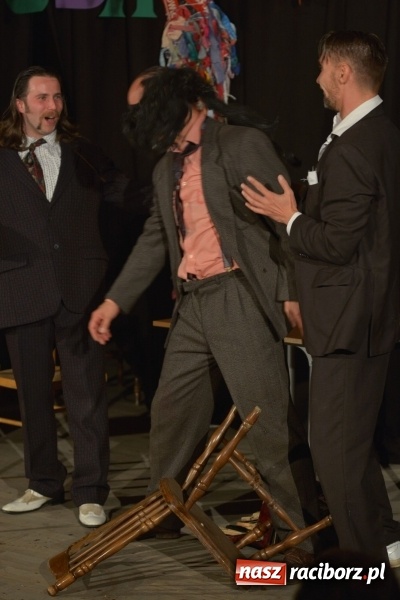 Zdjęcie w galerii na portalu naszraciborz.pl: Tęczowa teatralną sceną. Pokazano Zabawę Mrożka wiadomości z regionu