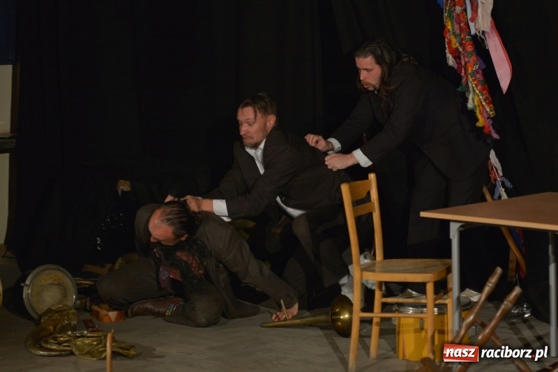 Zdjęcie w galerii na portalu naszraciborz.pl: Tęczowa teatralną sceną. Pokazano Zabawę Mrożka wiadomości z regionu