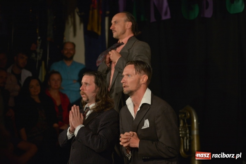 Zdjęcie w galerii na portalu naszraciborz.pl: Tęczowa teatralną sceną. Pokazano Zabawę Mrożka wiadomości z regionu