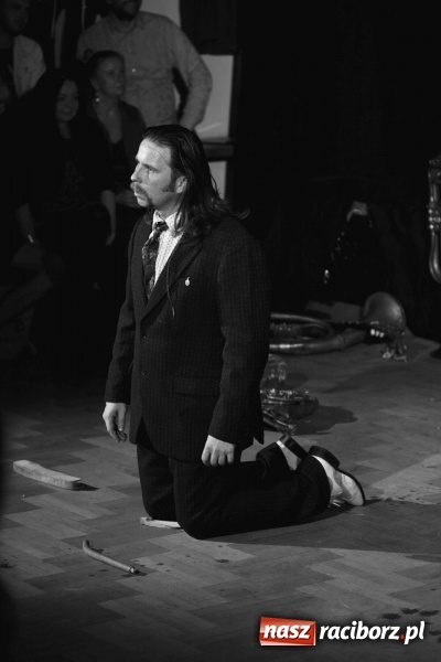 Zdjęcie w galerii na portalu naszraciborz.pl: Tęczowa teatralną sceną. Pokazano Zabawę Mrożka wiadomości z regionu