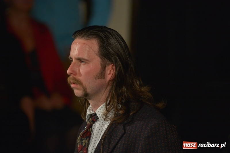 Zdjęcie w galerii na portalu naszraciborz.pl: Tęczowa teatralną sceną. Pokazano Zabawę Mrożka wiadomości z regionu