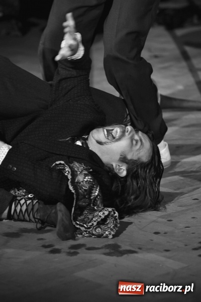 Zdjęcie w galerii na portalu naszraciborz.pl: Tęczowa teatralną sceną. Pokazano Zabawę Mrożka wiadomości z regionu