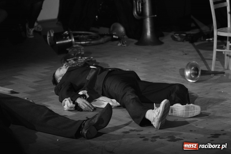 Zdjęcie w galerii na portalu naszraciborz.pl: Tęczowa teatralną sceną. Pokazano Zabawę Mrożka wiadomości z regionu