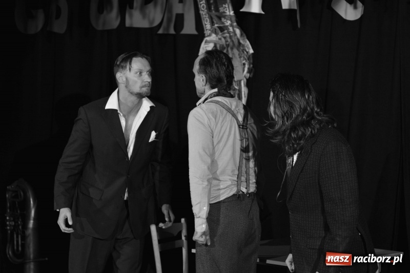 Zdjęcie w galerii na portalu naszraciborz.pl: Tęczowa teatralną sceną. Pokazano Zabawę Mrożka wiadomości z regionu