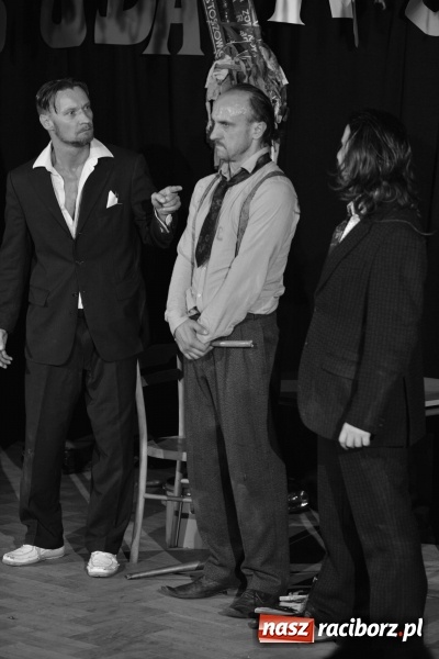 Zdjęcie w galerii na portalu naszraciborz.pl: Tęczowa teatralną sceną. Pokazano Zabawę Mrożka wiadomości z regionu