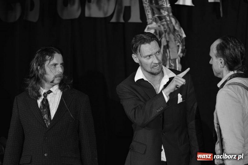 Zdjęcie w galerii na portalu naszraciborz.pl: Tęczowa teatralną sceną. Pokazano Zabawę Mrożka wiadomości z regionu