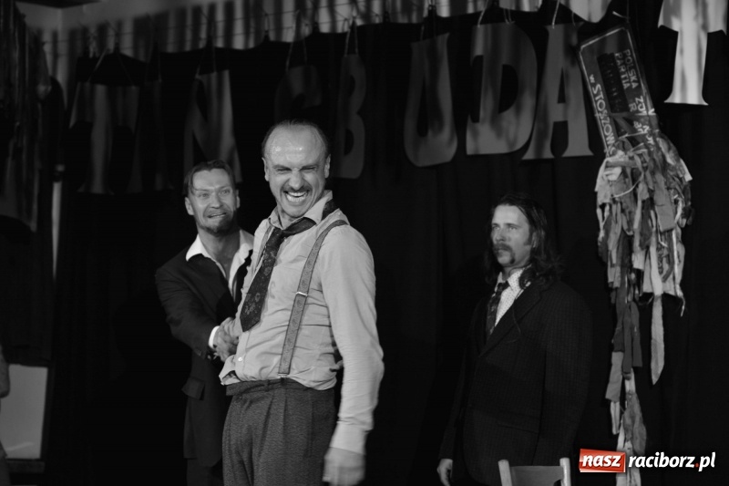 Zdjęcie w galerii na portalu naszraciborz.pl: Tęczowa teatralną sceną. Pokazano Zabawę Mrożka wiadomości z regionu