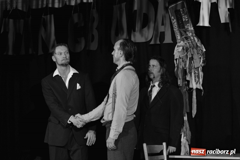 Zdjęcie w galerii na portalu naszraciborz.pl: Tęczowa teatralną sceną. Pokazano Zabawę Mrożka wiadomości z regionu