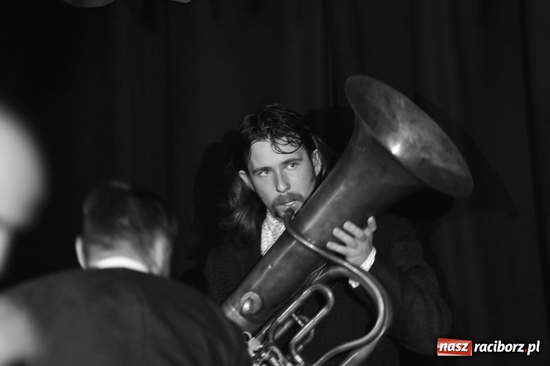 Zdjęcie w galerii na portalu naszraciborz.pl: Tęczowa teatralną sceną. Pokazano Zabawę Mrożka wiadomości z regionu