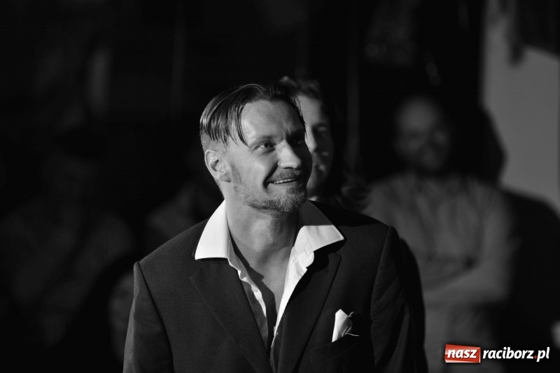 Zdjęcie w galerii na portalu naszraciborz.pl: Tęczowa teatralną sceną. Pokazano Zabawę Mrożka wiadomości z regionu