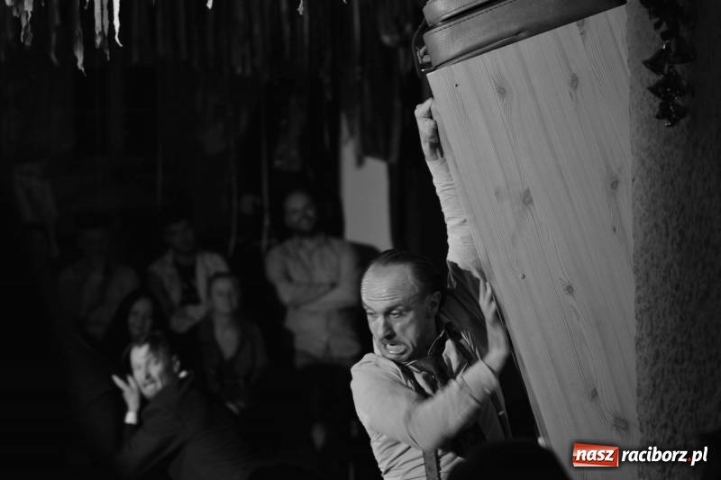 Zdjęcie w galerii na portalu naszraciborz.pl: Tęczowa teatralną sceną. Pokazano Zabawę Mrożka wiadomości z regionu