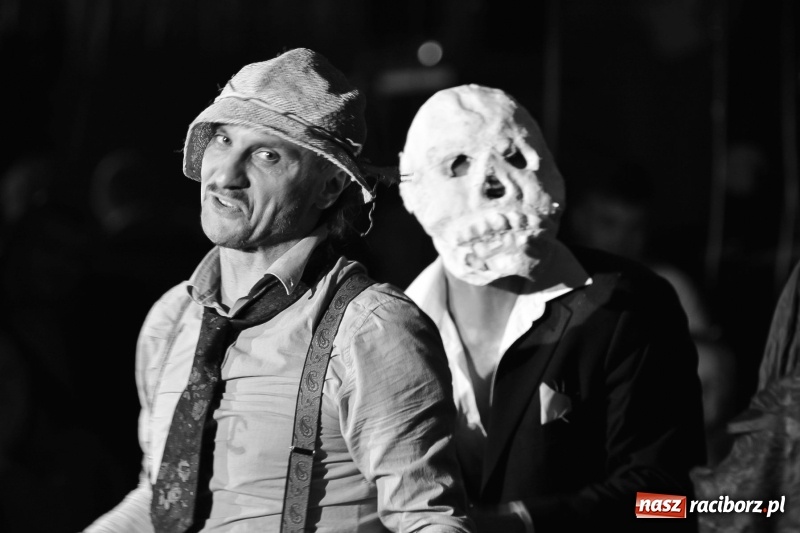 Zdjęcie w galerii na portalu naszraciborz.pl: Tęczowa teatralną sceną. Pokazano Zabawę Mrożka wiadomości z regionu