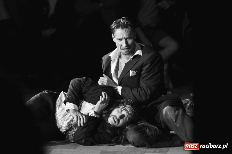 Zdjęcie w galerii na portalu naszraciborz.pl: Tęczowa teatralną sceną. Pokazano Zabawę Mrożka wiadomości z regionu