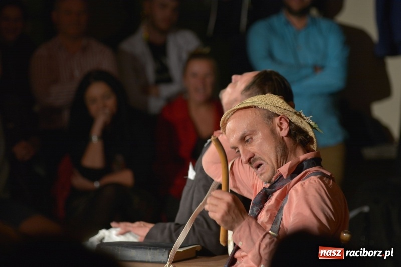 Zdjęcie w galerii na portalu naszraciborz.pl: Tęczowa teatralną sceną. Pokazano Zabawę Mrożka wiadomości z regionu