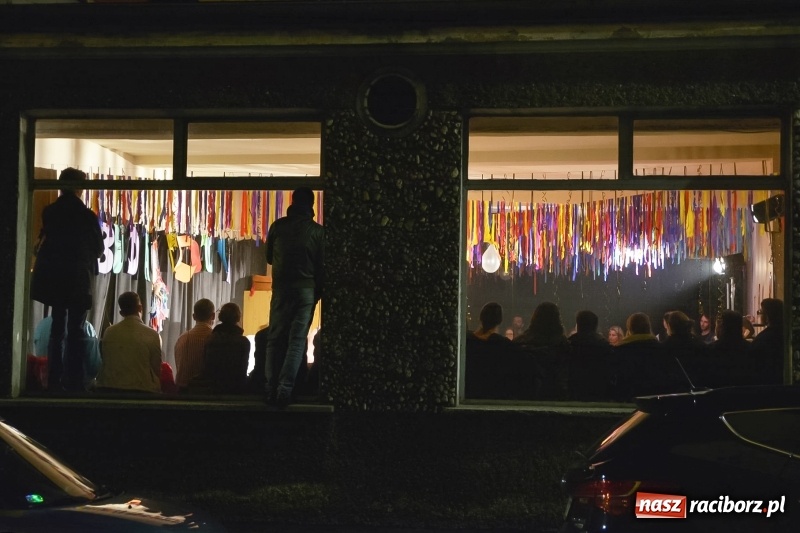 Zdjęcie w galerii na portalu naszraciborz.pl: Tęczowa teatralną sceną. Pokazano Zabawę Mrożka wiadomości z regionu