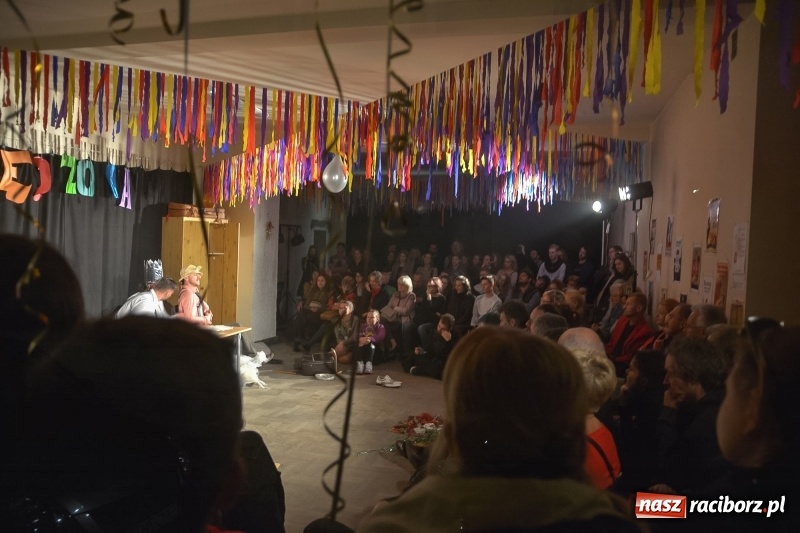 Zdjęcie w galerii na portalu naszraciborz.pl: Tęczowa teatralną sceną. Pokazano Zabawę Mrożka wiadomości z regionu