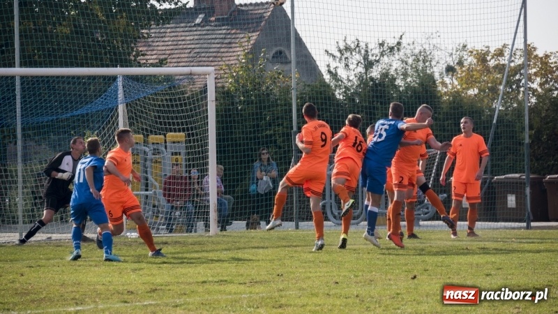 Zdjęcie w galerii na portalu naszraciborz.pl: Pewne zwycięstwo Markowic nad Adamowicami wiadomości z regionu