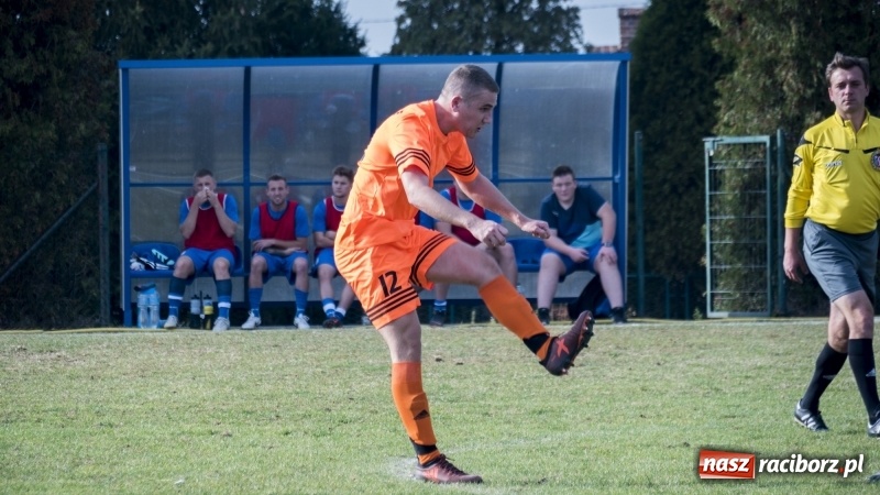 Zdjęcie w galerii na portalu naszraciborz.pl: Pewne zwycięstwo Markowic nad Adamowicami wiadomości z regionu