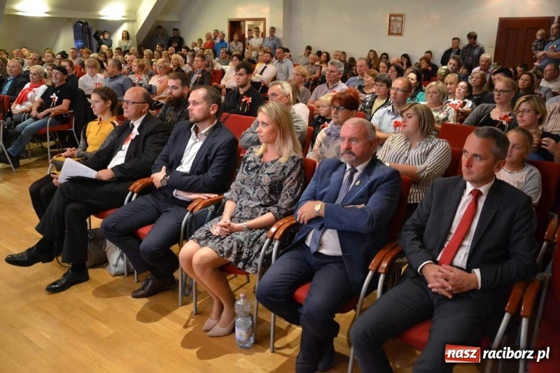 Zdjęcie w galerii na portalu naszraciborz.pl: Tu wszędzie jest nasza ojczyzna... - koncert laureatów Konkursu Pieśni, Piosenki i Poezji Patriotycznej za nami  wiadomości z regionu