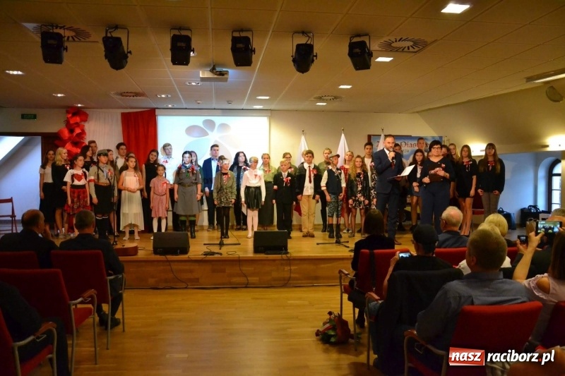 Zdjęcie w galerii na portalu naszraciborz.pl: Tu wszędzie jest nasza ojczyzna... - koncert laureatów Konkursu Pieśni, Piosenki i Poezji Patriotycznej za nami  wiadomości z regionu
