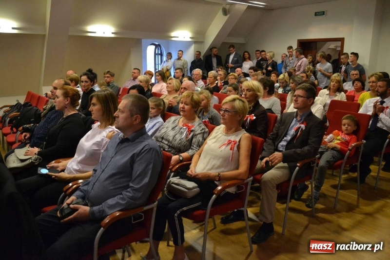 Zdjęcie w galerii na portalu naszraciborz.pl: Tu wszędzie jest nasza ojczyzna... - koncert laureatów Konkursu Pieśni, Piosenki i Poezji Patriotycznej za nami  wiadomości z regionu