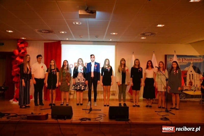 Zdjęcie w galerii na portalu naszraciborz.pl: Tu wszędzie jest nasza ojczyzna... - koncert laureatów Konkursu Pieśni, Piosenki i Poezji Patriotycznej za nami  wiadomości z regionu