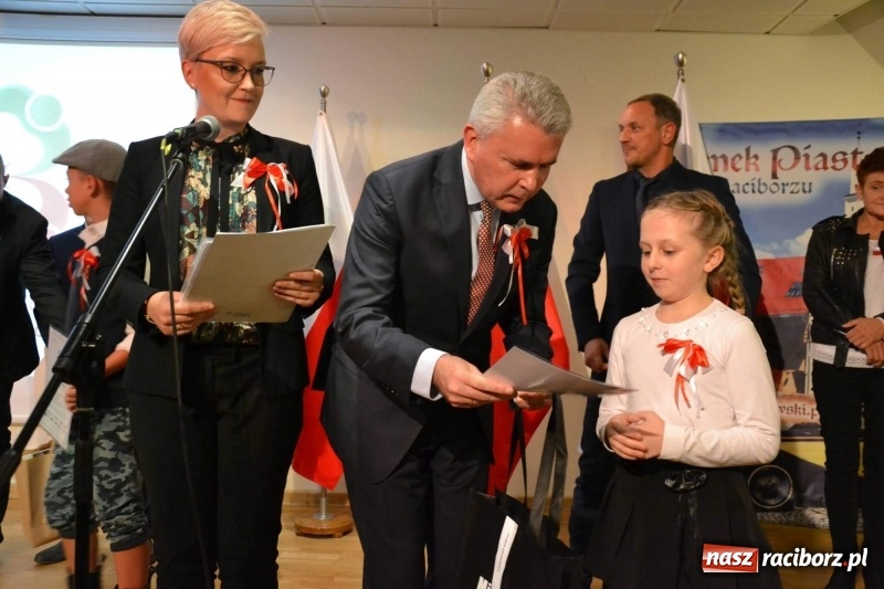 Zdjęcie w galerii na portalu naszraciborz.pl: Tu wszędzie jest nasza ojczyzna... - koncert laureatów Konkursu Pieśni, Piosenki i Poezji Patriotycznej za nami  wiadomości z regionu