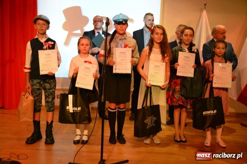 Zdjęcie w galerii na portalu naszraciborz.pl: Tu wszędzie jest nasza ojczyzna... - koncert laureatów Konkursu Pieśni, Piosenki i Poezji Patriotycznej za nami  wiadomości z regionu