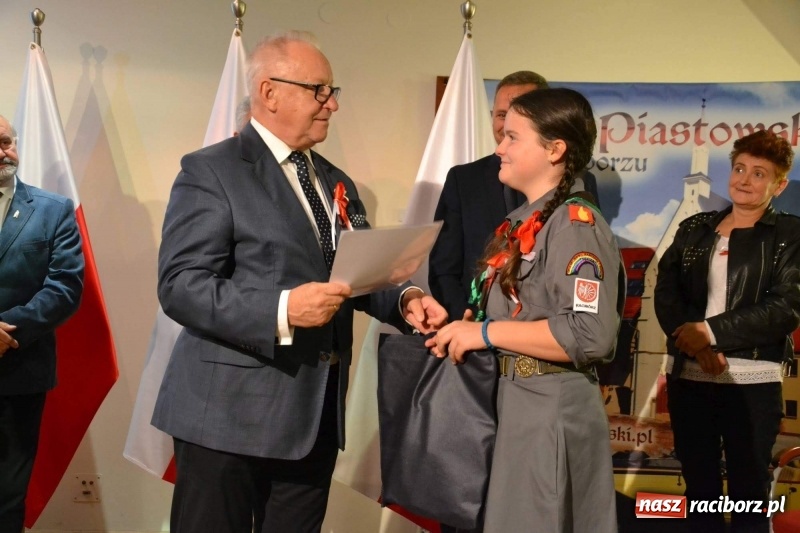 Zdjęcie w galerii na portalu naszraciborz.pl: Tu wszędzie jest nasza ojczyzna... - koncert laureatów Konkursu Pieśni, Piosenki i Poezji Patriotycznej za nami  wiadomości z regionu