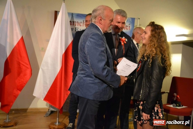 Zdjęcie w galerii na portalu naszraciborz.pl: Tu wszędzie jest nasza ojczyzna... - koncert laureatów Konkursu Pieśni, Piosenki i Poezji Patriotycznej za nami  wiadomości z regionu