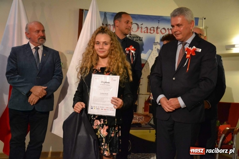 Zdjęcie w galerii na portalu naszraciborz.pl: Tu wszędzie jest nasza ojczyzna... - koncert laureatów Konkursu Pieśni, Piosenki i Poezji Patriotycznej za nami  wiadomości z regionu