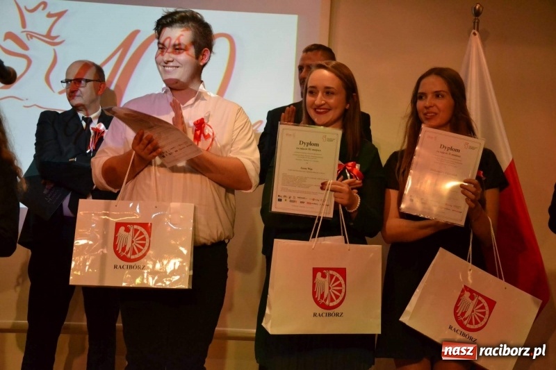 Zdjęcie w galerii na portalu naszraciborz.pl: Tu wszędzie jest nasza ojczyzna... - koncert laureatów Konkursu Pieśni, Piosenki i Poezji Patriotycznej za nami  wiadomości z regionu