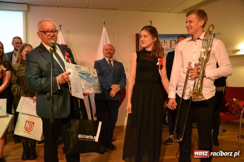 Zdjęcie w galerii na portalu naszraciborz.pl: Tu wszędzie jest nasza ojczyzna... - koncert laureatów Konkursu Pieśni, Piosenki i Poezji Patriotycznej za nami  wiadomości z regionu