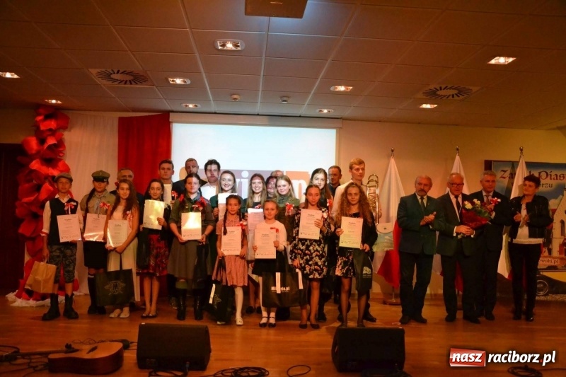 Zdjęcie w galerii na portalu naszraciborz.pl: Tu wszędzie jest nasza ojczyzna... - koncert laureatów Konkursu Pieśni, Piosenki i Poezji Patriotycznej za nami  wiadomości z regionu