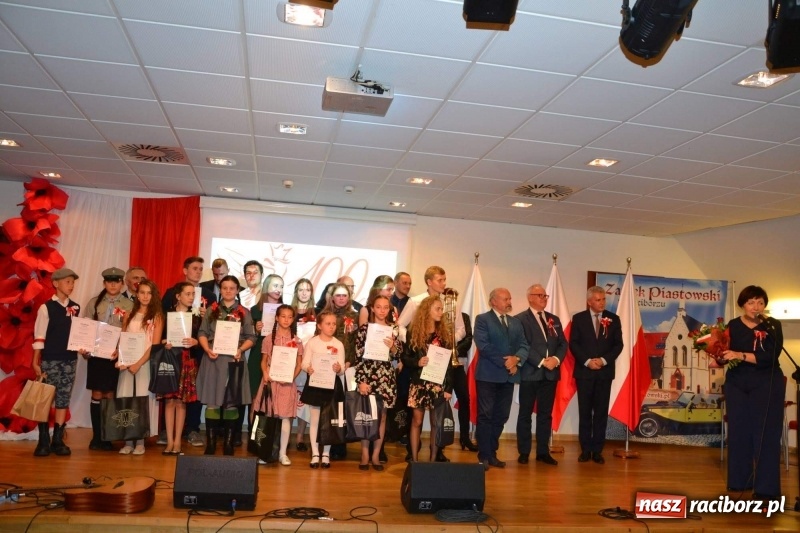 Zdjęcie w galerii na portalu naszraciborz.pl: Tu wszędzie jest nasza ojczyzna... - koncert laureatów Konkursu Pieśni, Piosenki i Poezji Patriotycznej za nami  wiadomości z regionu