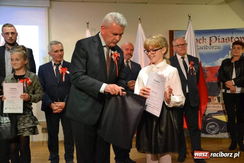 Zdjęcie w galerii na portalu naszraciborz.pl: Tu wszędzie jest nasza ojczyzna... - koncert laureatów Konkursu Pieśni, Piosenki i Poezji Patriotycznej za nami  wiadomości z regionu