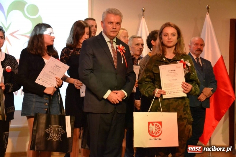 Zdjęcie w galerii na portalu naszraciborz.pl: Tu wszędzie jest nasza ojczyzna... - koncert laureatów Konkursu Pieśni, Piosenki i Poezji Patriotycznej za nami  wiadomości z regionu