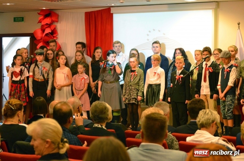 Zdjęcie w galerii na portalu naszraciborz.pl: Tu wszędzie jest nasza ojczyzna... - koncert laureatów Konkursu Pieśni, Piosenki i Poezji Patriotycznej za nami  wiadomości z regionu