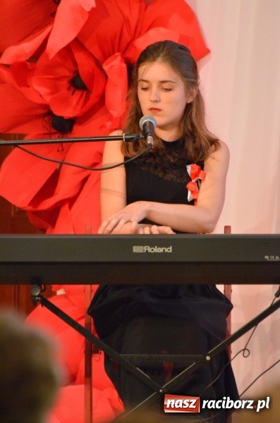 Zdjęcie w galerii na portalu naszraciborz.pl: Tu wszędzie jest nasza ojczyzna... - koncert laureatów Konkursu Pieśni, Piosenki i Poezji Patriotycznej za nami  wiadomości z regionu