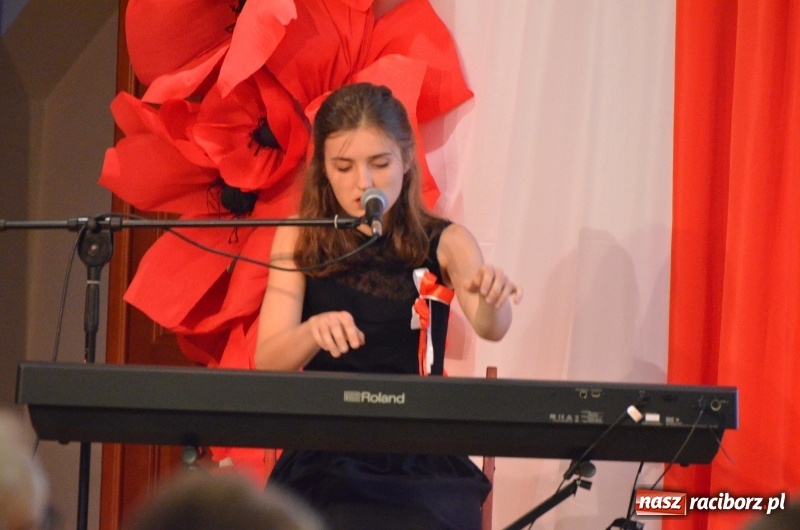 Zdjęcie w galerii na portalu naszraciborz.pl: Tu wszędzie jest nasza ojczyzna... - koncert laureatów Konkursu Pieśni, Piosenki i Poezji Patriotycznej za nami  wiadomości z regionu