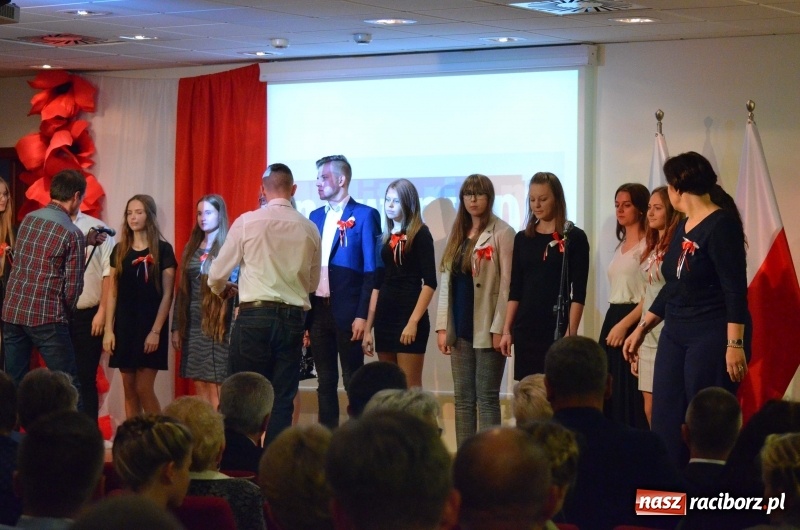 Zdjęcie w galerii na portalu naszraciborz.pl: Tu wszędzie jest nasza ojczyzna... - koncert laureatów Konkursu Pieśni, Piosenki i Poezji Patriotycznej za nami  wiadomości z regionu